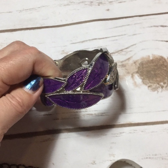 Metallic leaf hinged enamel rhinestone bracelet - Picture 6 of 7